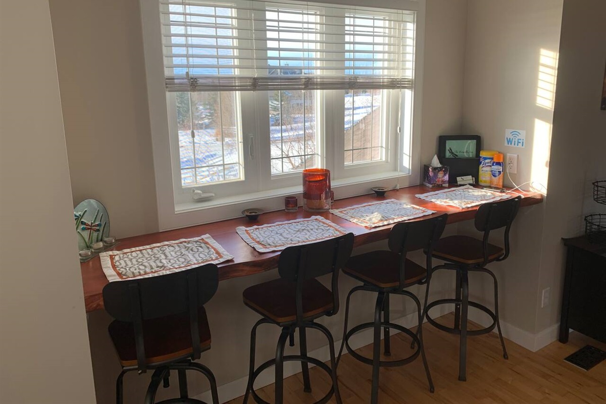 LOFT EATING NOOK. SEATING AND PLACE SETTINGS FOR 4 PEOPLE.