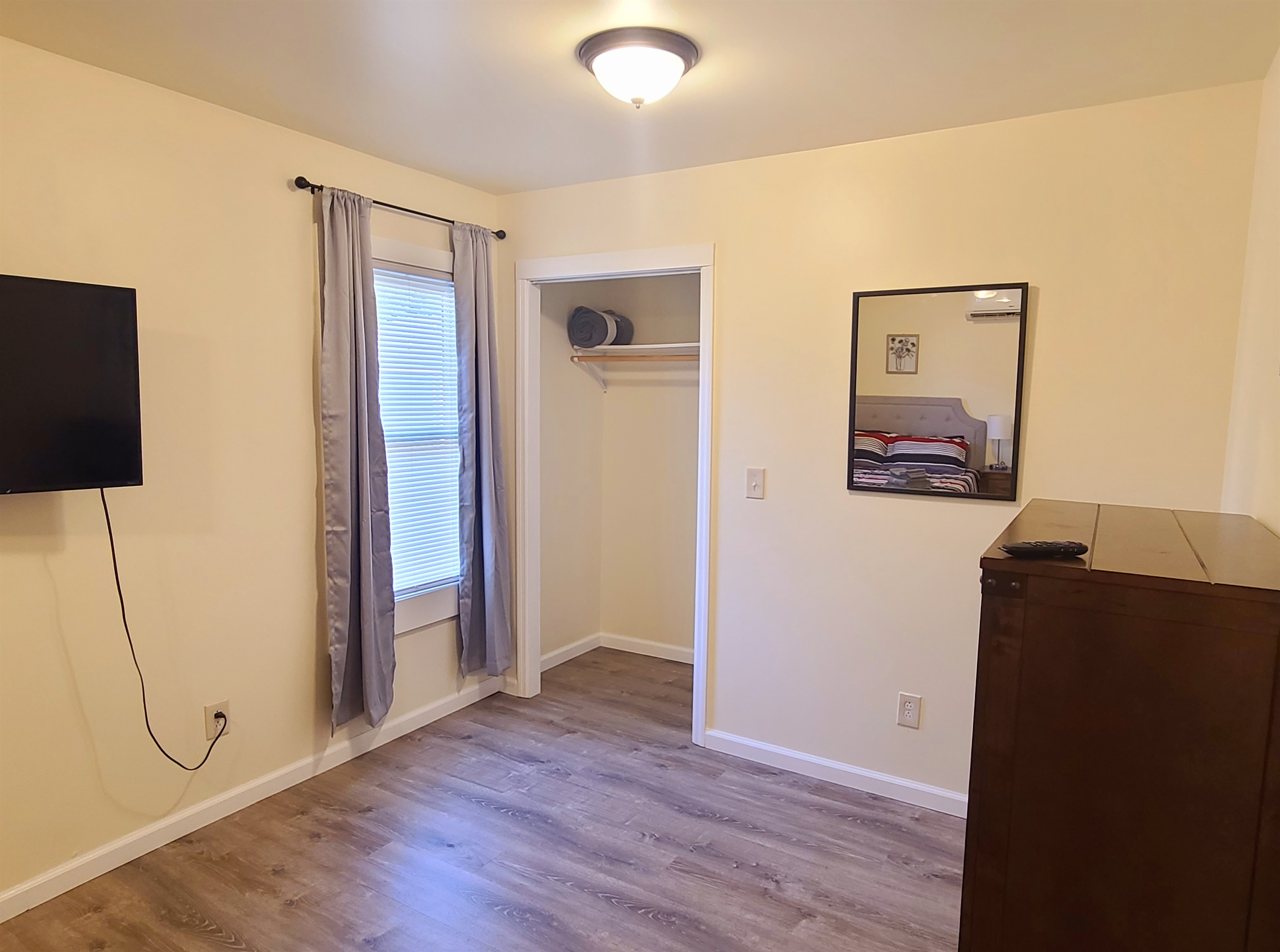 Queen bedroom #1 with SmartTV