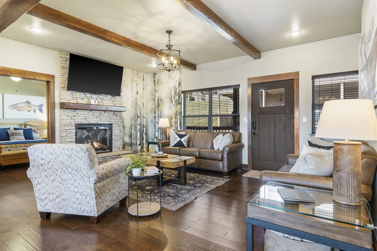 Upstairs living room with beautiful decor!