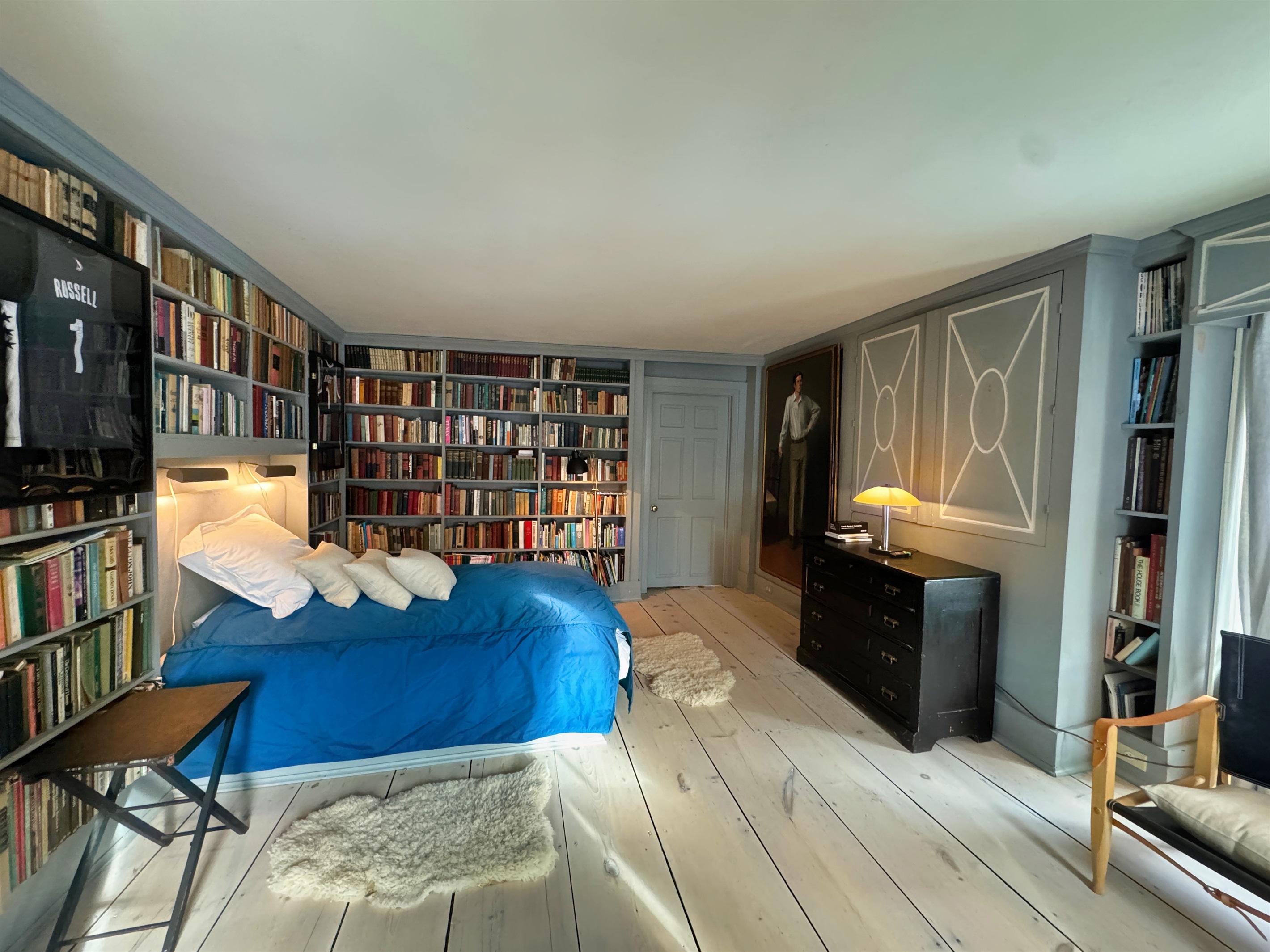 Hawk Field House - 2nd floor bedroom with queen bed and a library of the classics.
