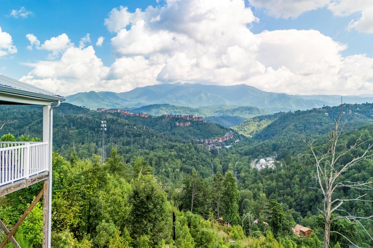 Mountain view from the top deck looking towards Ober Mountain. You can see Anakeesta at night and so many mountain peaks during the day. Don't miss out on this view.