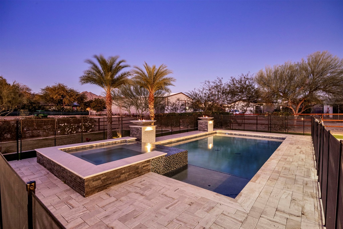 Crisp, clean gorgeous pool, heated with a large sunbathing step.