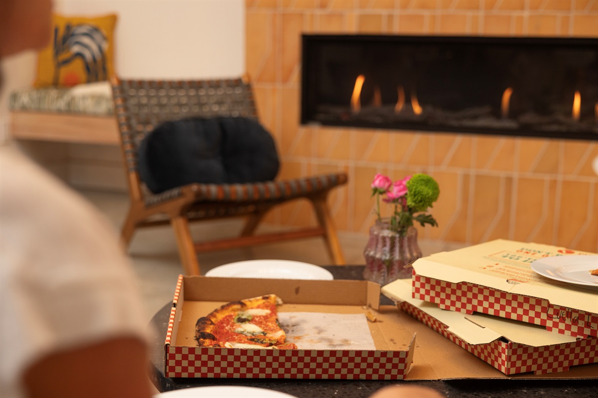 Pizza + fireplace nights = vacation perfection 🍕🔥 After the beach, this is the move.