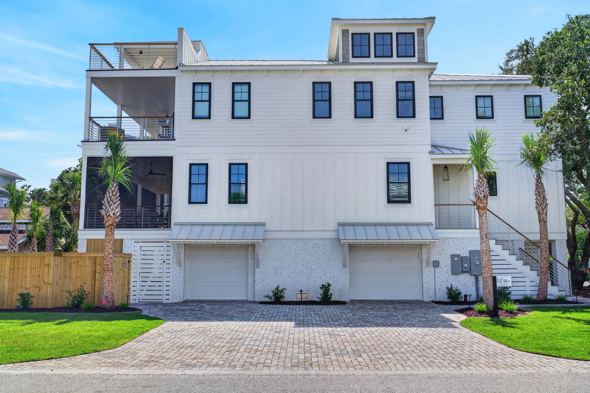 Side of home | Tahanan Palms | 3 38th Ave | IOP Escapes