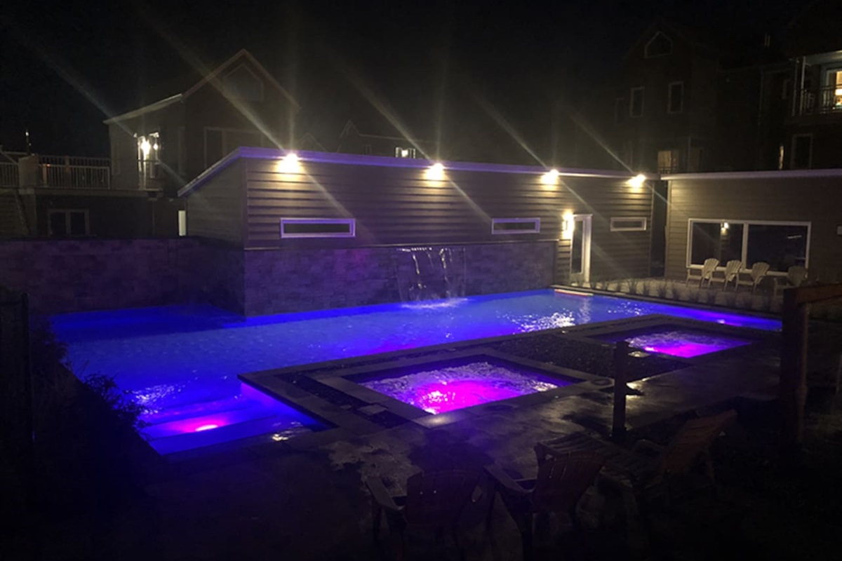 Piscine et spa chauffée à l'année sur le site voisin à moins de 2minutes et gratuit avec votre réservation!