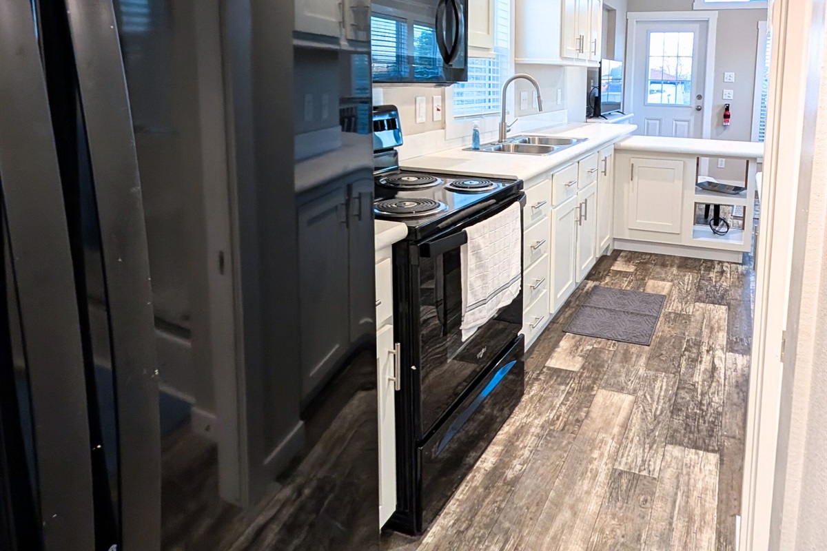 Brand dew, full sized appliances