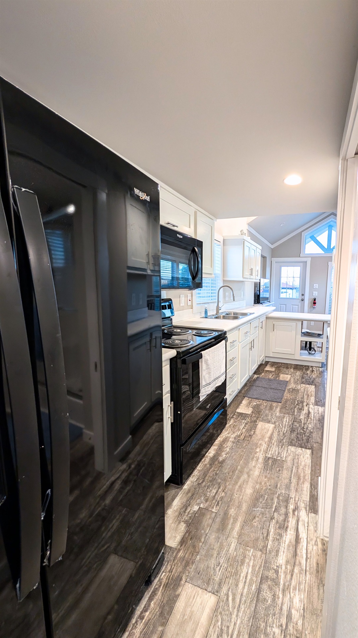 Brand dew, full sized appliances