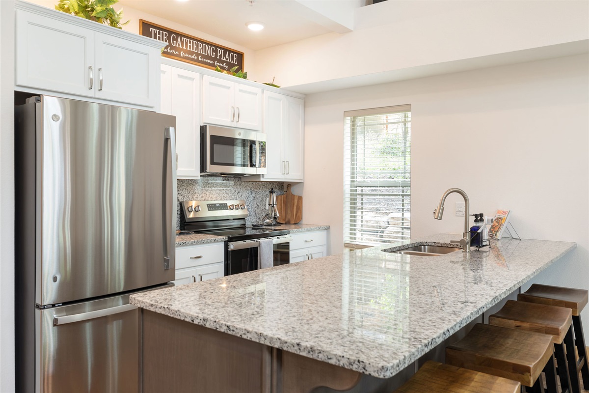 Fully stocked kitchen with high end applainces!