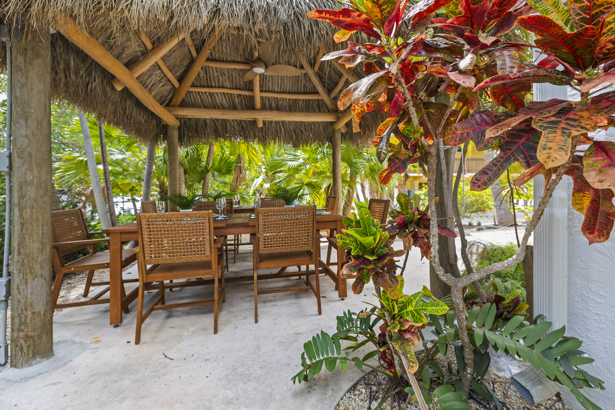 Dine under the tiki hut surrounded by palm trees in every direciton.