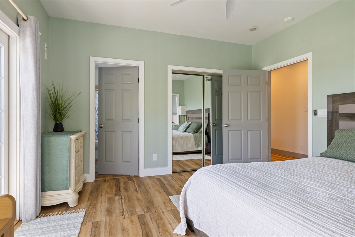 King Bed + ensuite bathroom