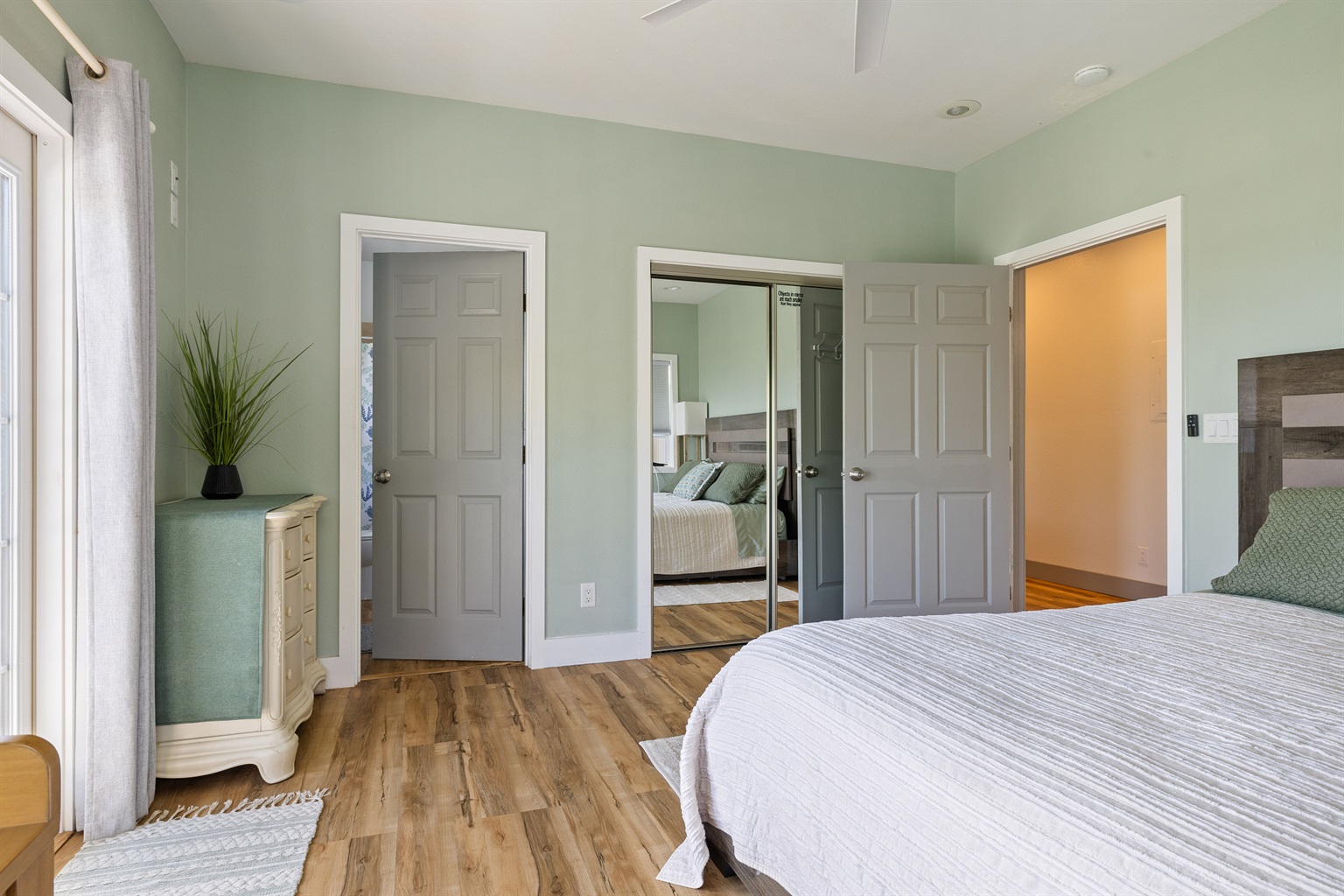 King Bed + ensuite bathroom, Interior decor and finishes may vary between villas