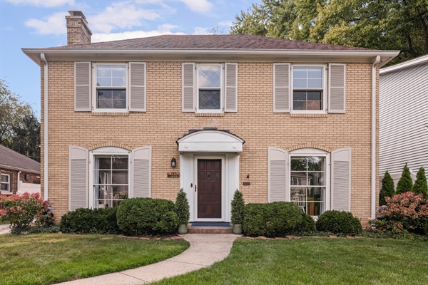 CLASSIC 1940 CENTER HALL COLONIAL