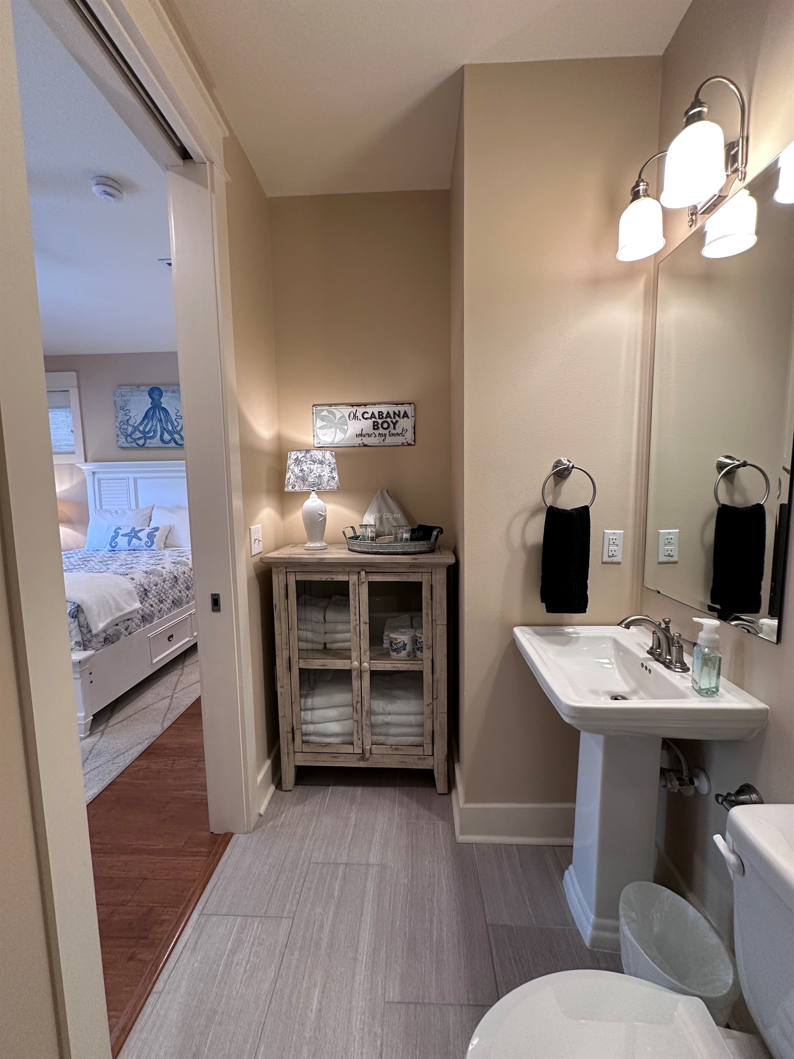 Full en suite bath #2 upstairs features Tub/Shower combo and lamp lighting for added coziness.