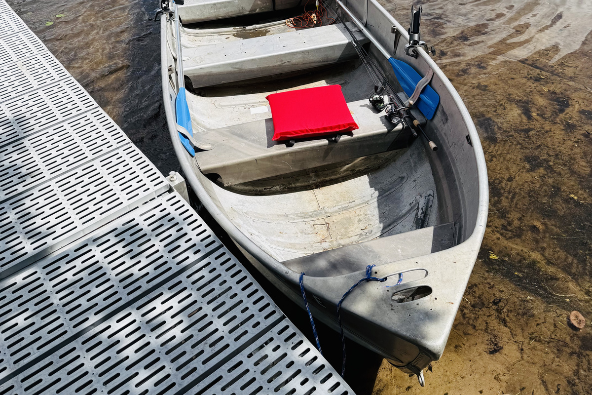 Aluminum fishing boat with trolling motor
