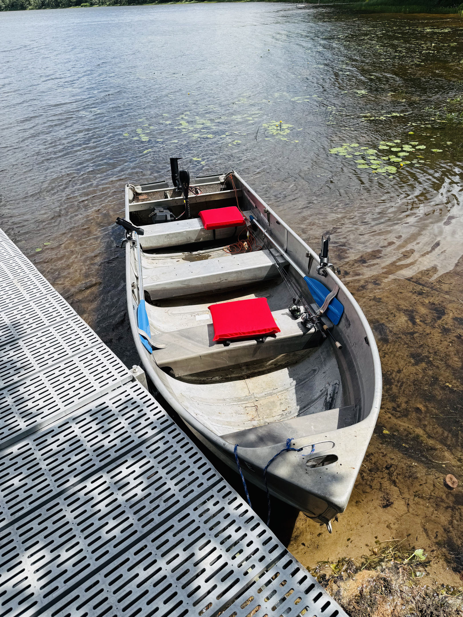 Aluminum fishing boat with trolling motor