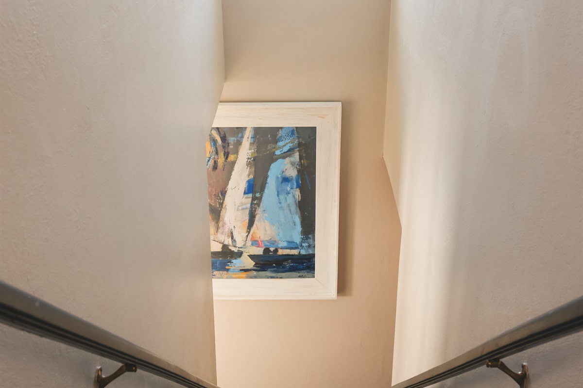 Tropical accents and stylish furnishings create a refined yet relaxed atmosphere.