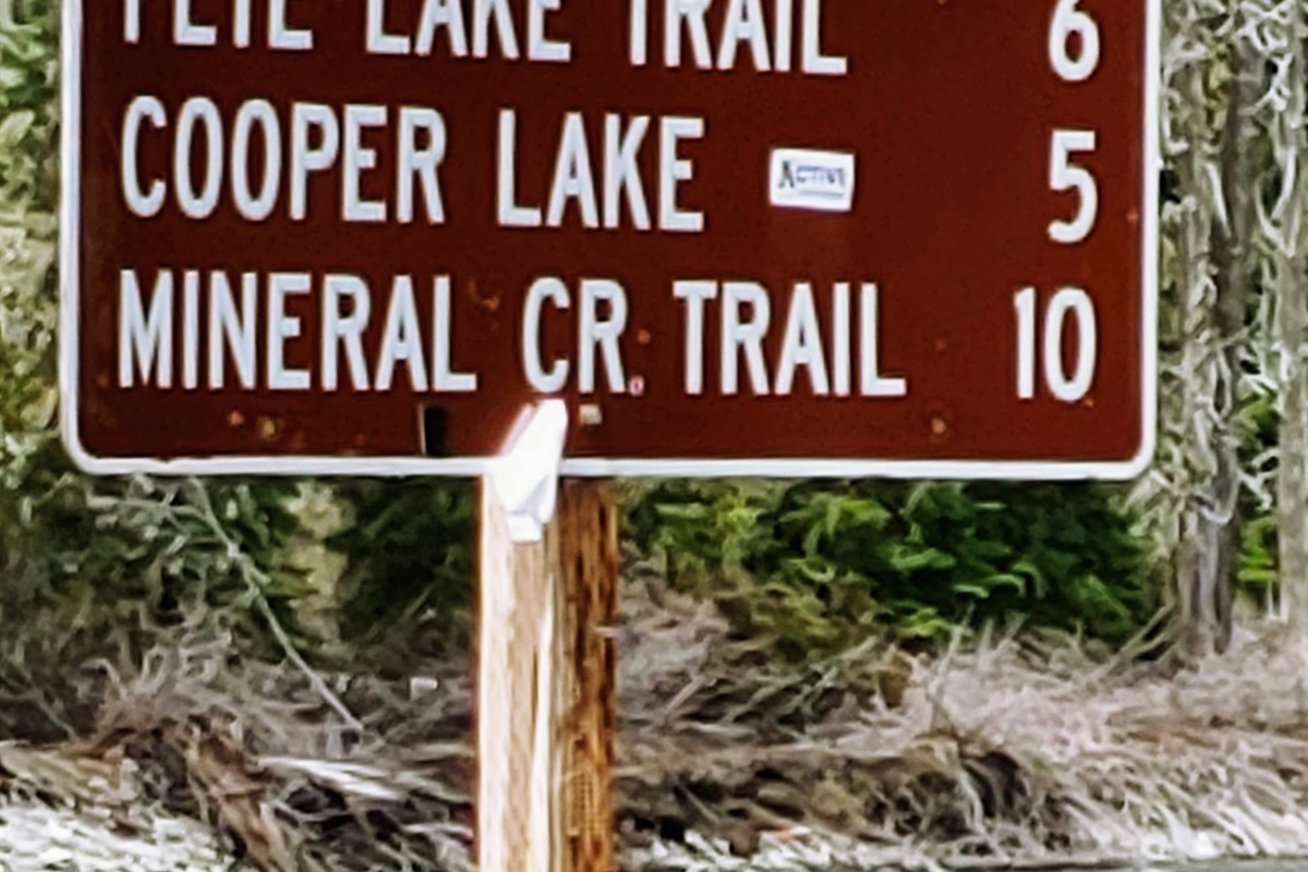 Hiking sign towards Speelyi Beach.
