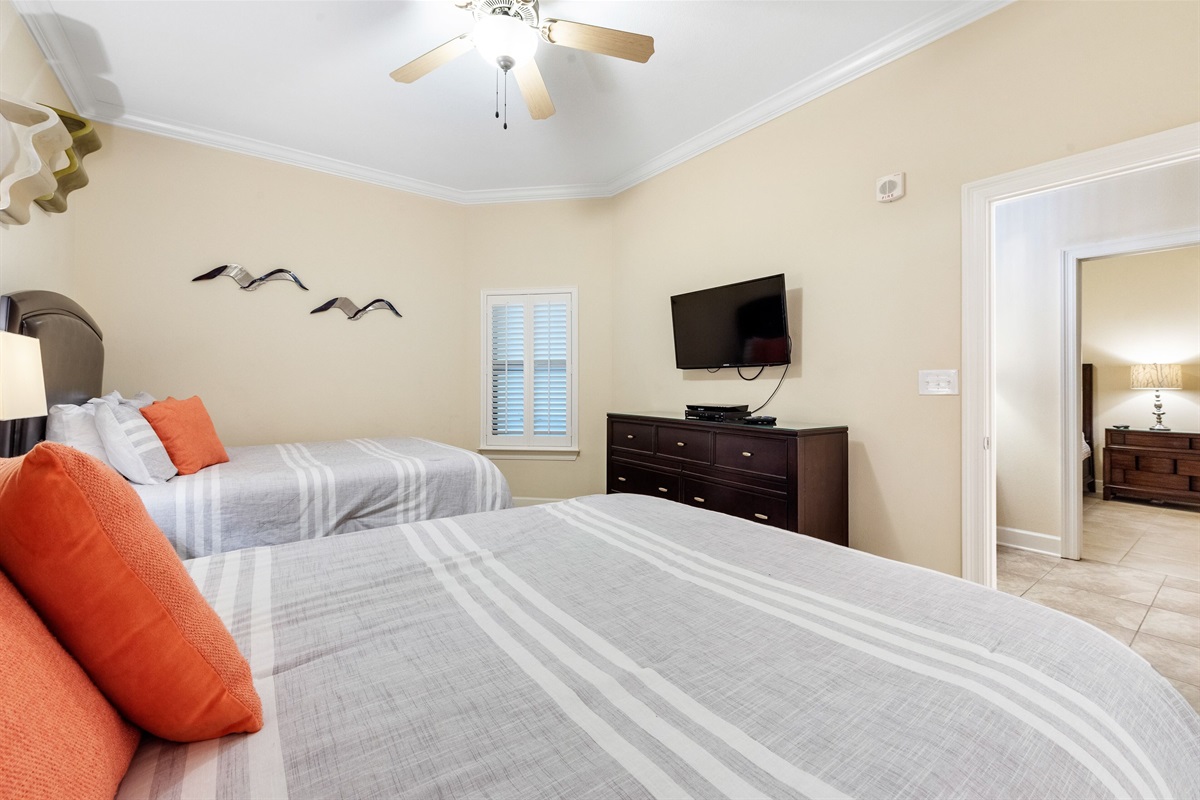 Guest bedroom with 2 queen beds, ceiling fan and en-suite bathroom 