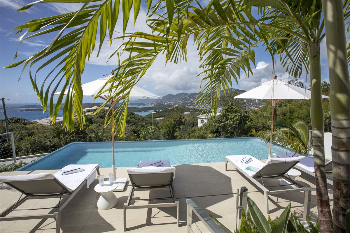 Pool with views of surrounding islands and fresh water rinsing area