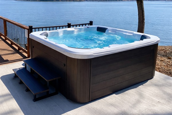 Soak in the hot tub while enjoying panoramic 180° lake views
