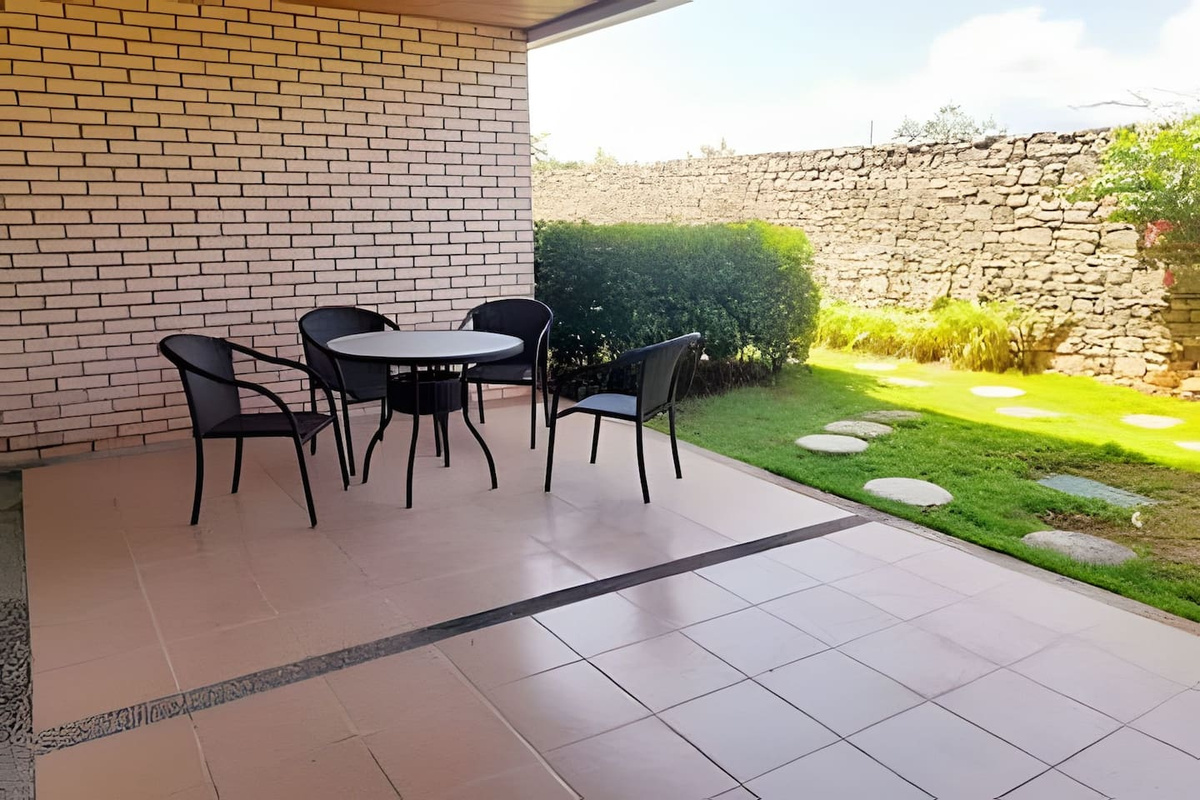Enjoy al fresco meals in the company of your friends and family! 