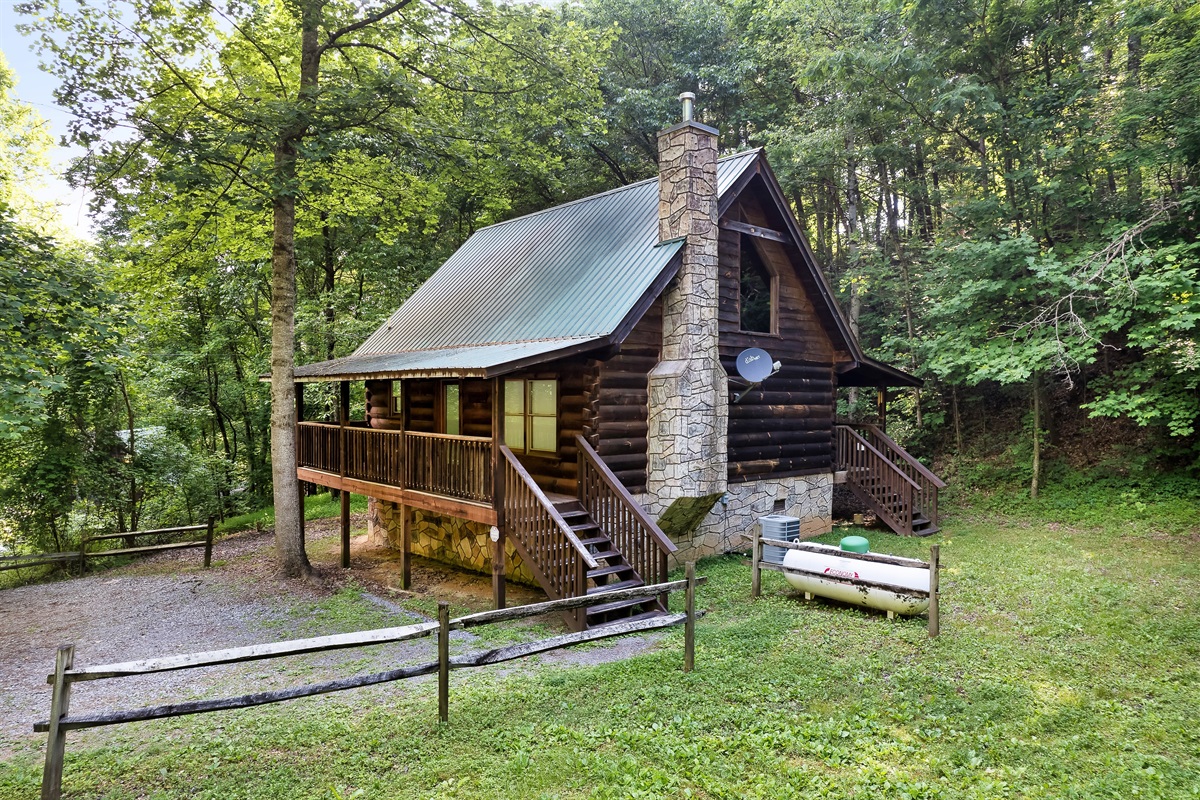 Morn'n Deer log cabin exterior in Sevierville, TN
