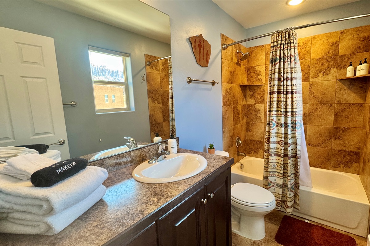 Attached Ensuite Bathroom