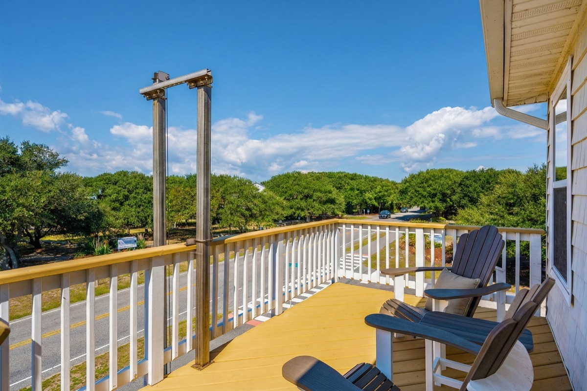 West-Facing Deck – Golden Hour Magic Awaits!