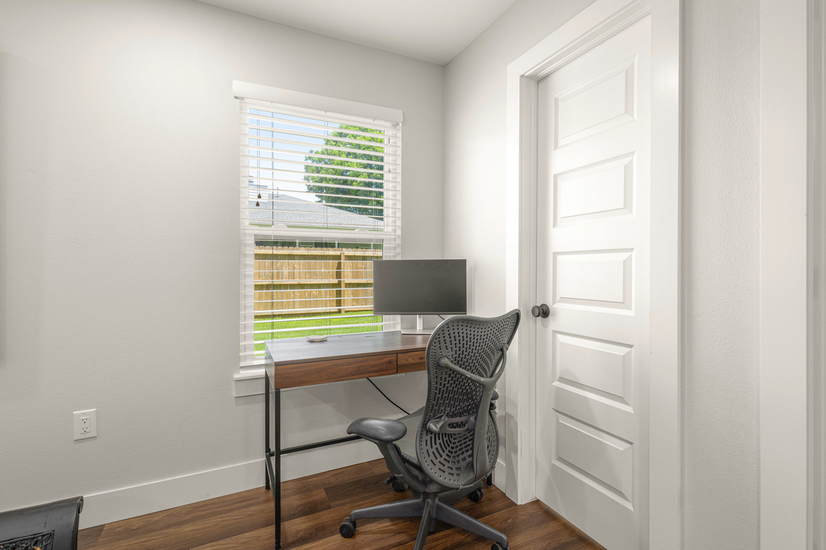 Ian "Big bonus it has a desk, desk chair, and extra monitor with HDMI cable in the master bedroom" April 2023