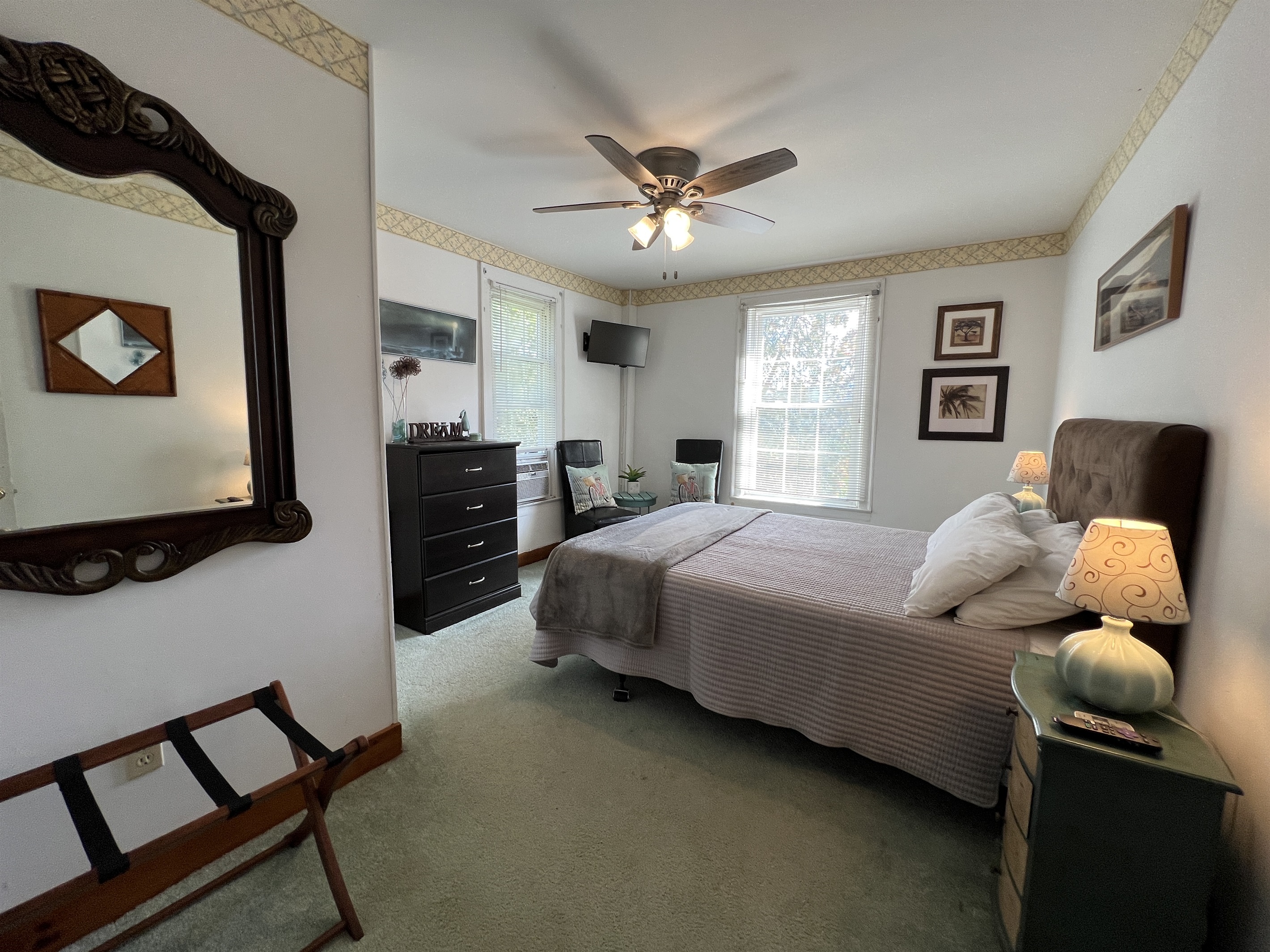 Dandelion main house Queen bedroom #2.