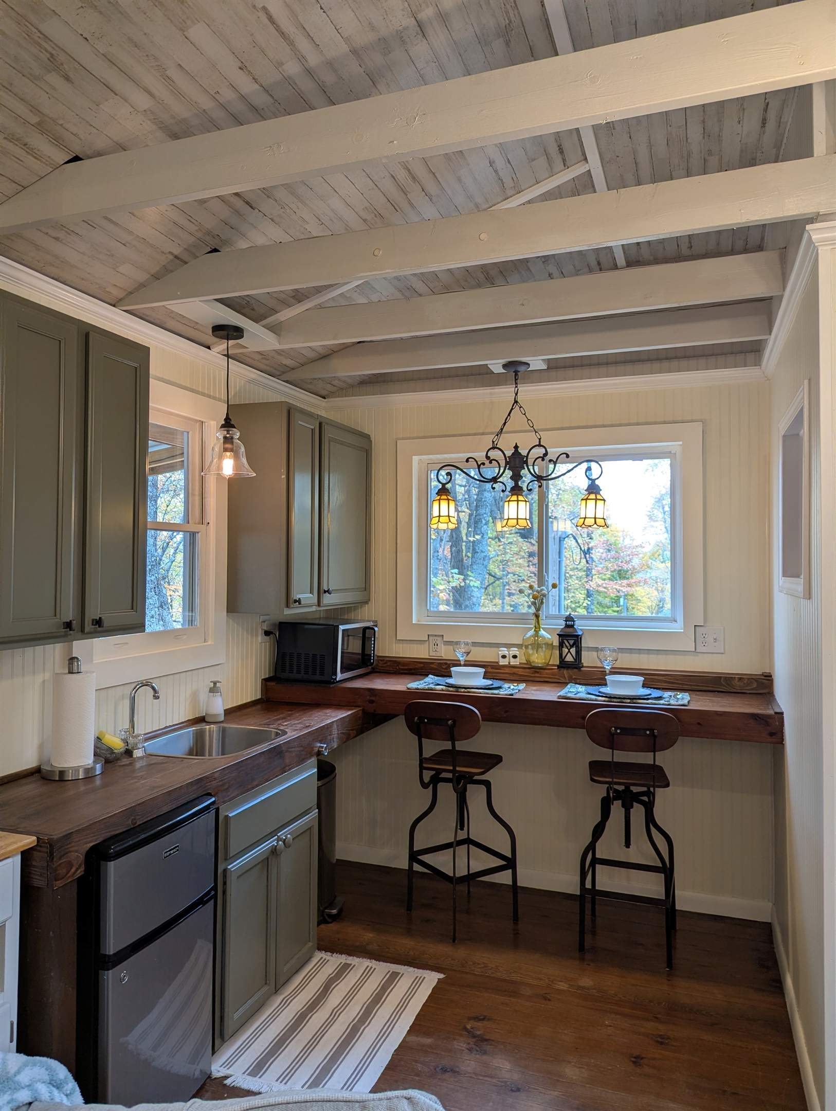 Kitchenette with hot plate to cook!