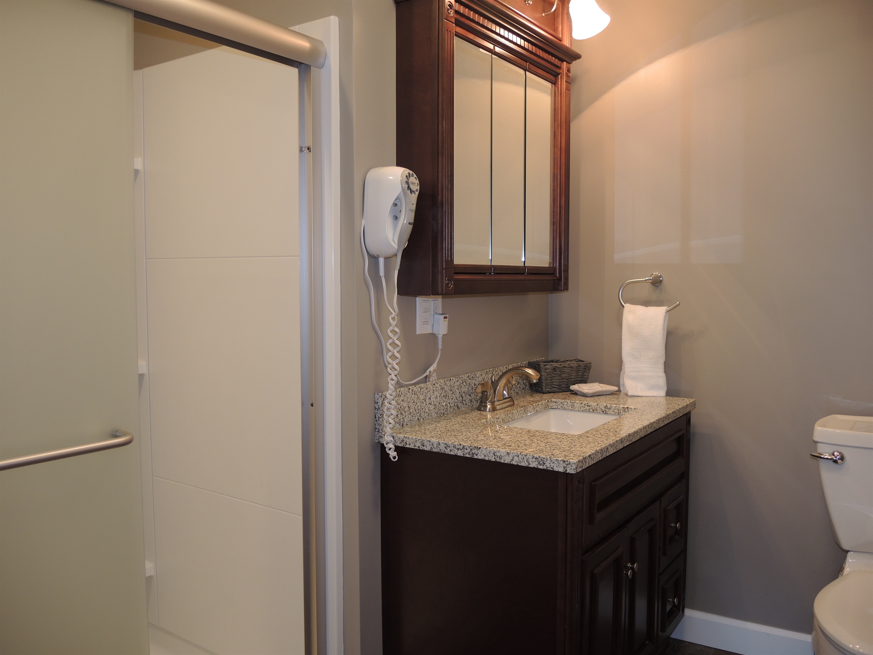 Ensuite to king bdrm, full bathroom w/ shower.
