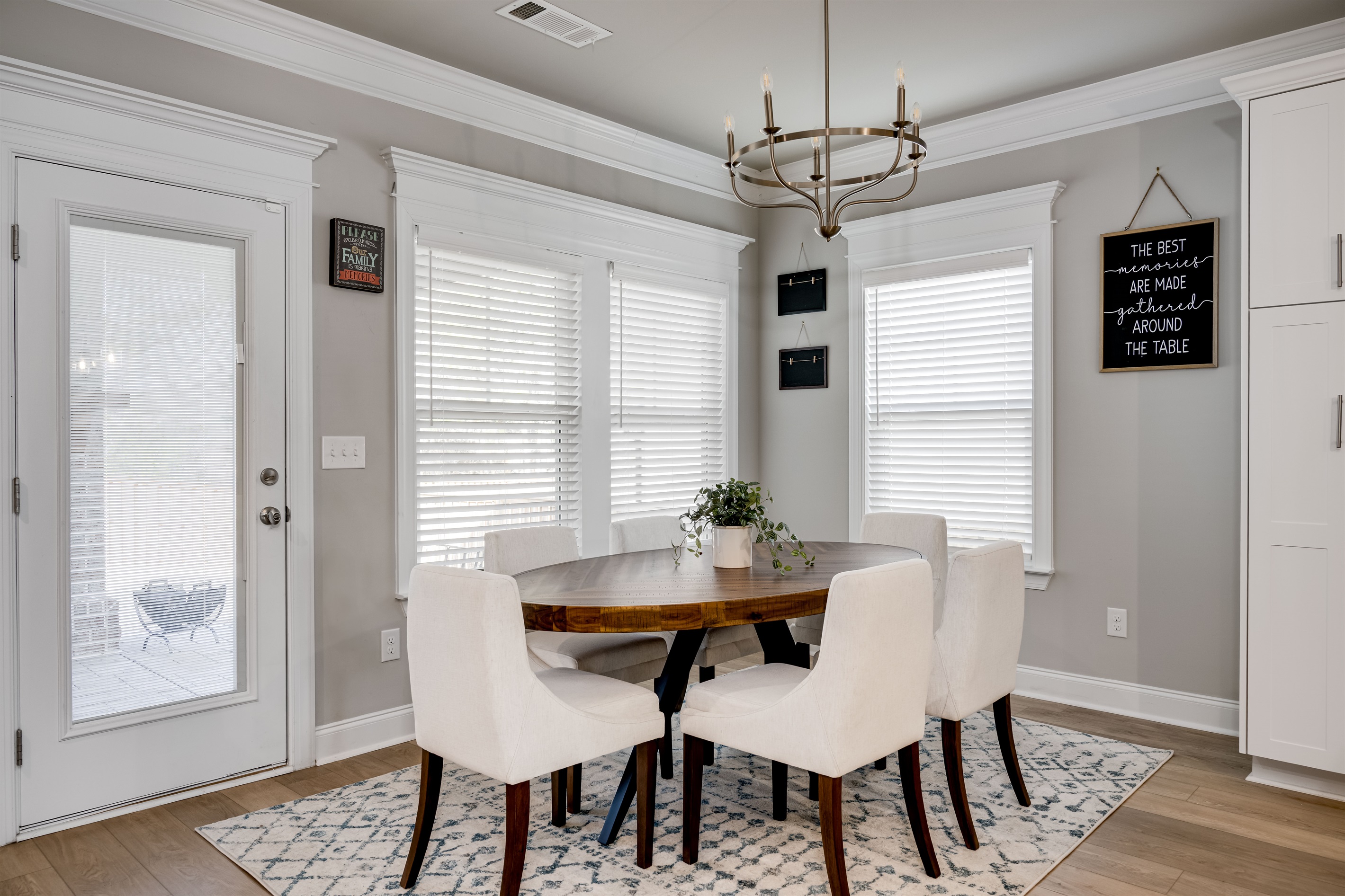 💫 Gather, eat, and enjoy—this table is made for moments.