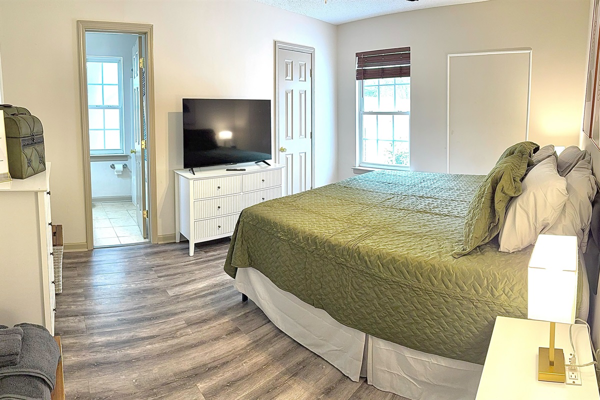 Bedroom #1 - King Bed, En-Suite Full Bathroom, Smart TV and Dresser