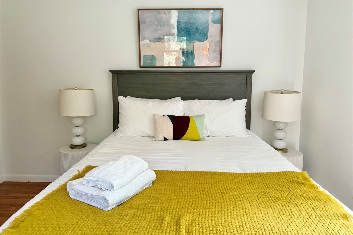 Queen bed with en suite bathroom