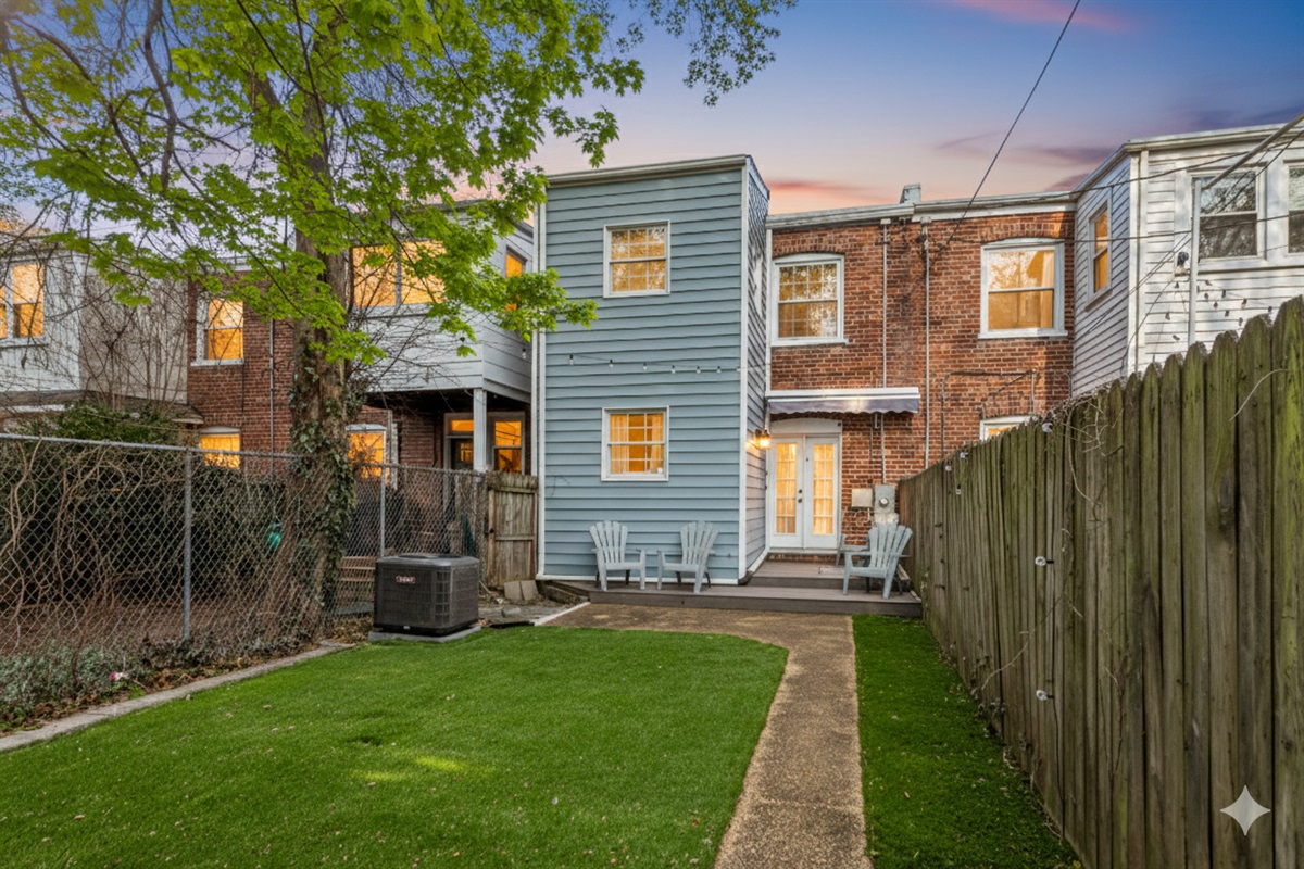 Outdoor Oasis: Enjoy evening chats on the patio surrounded by vibrant greenery and city charm!