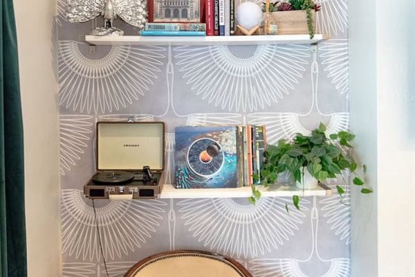 Charming sitting area with tasteful wall décor, creating a cozy and inviting space to relax and enjoy the atmosphere.