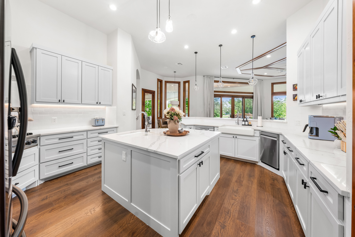 A seamless space designed for cooking, dining, and entertaining.