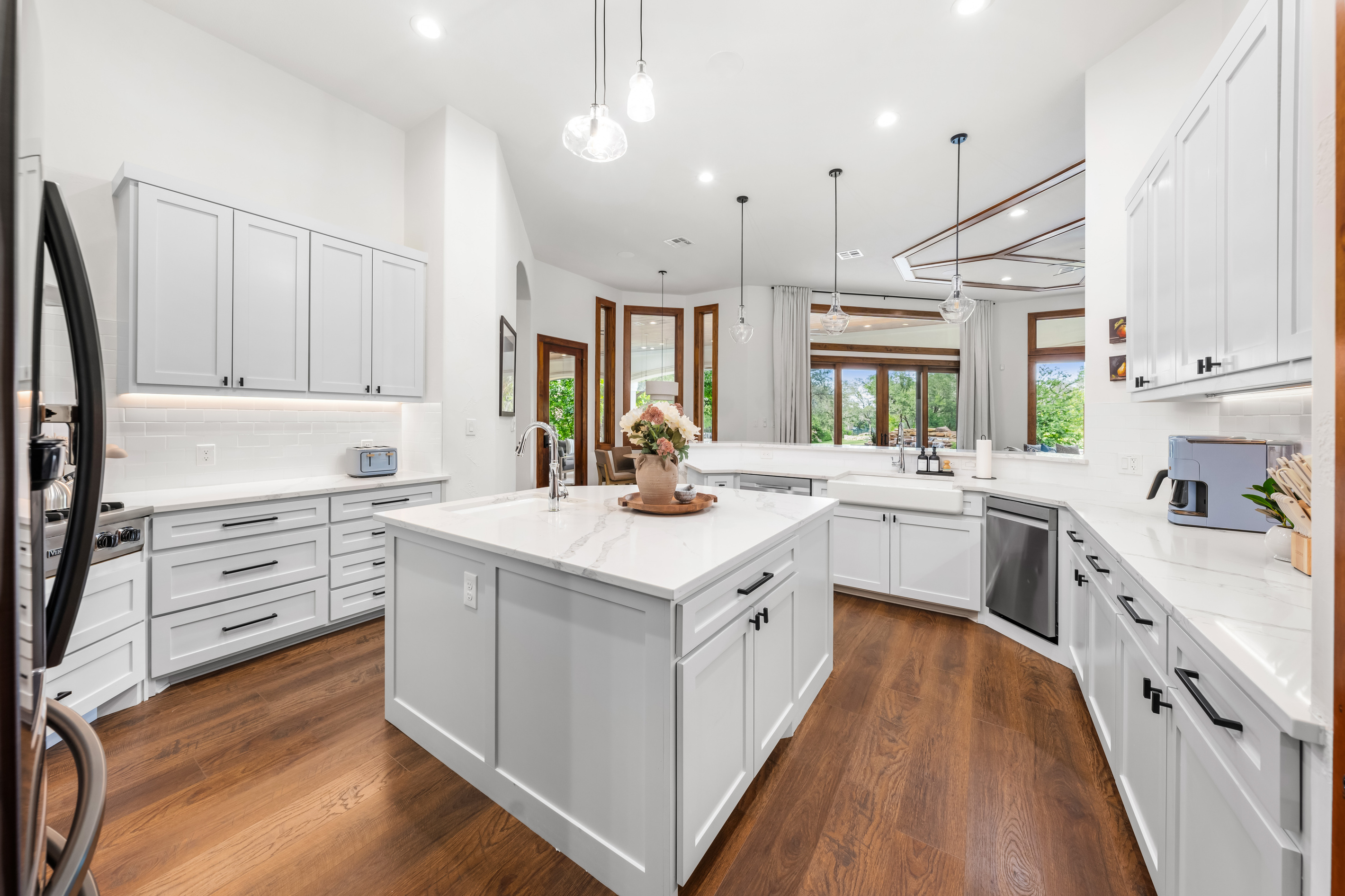 A seamless space designed for cooking, dining, and entertaining.