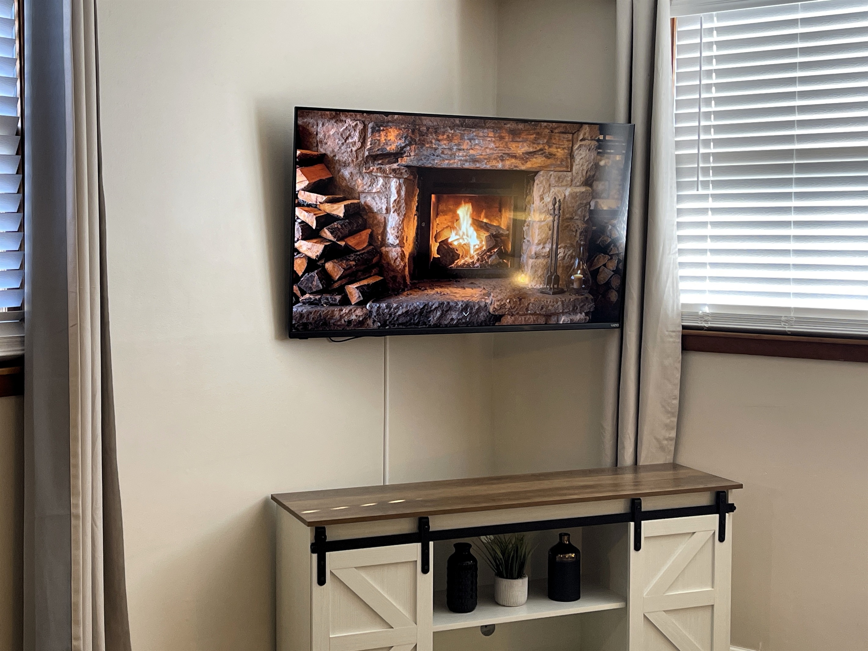 Living room with 55" Smart TV