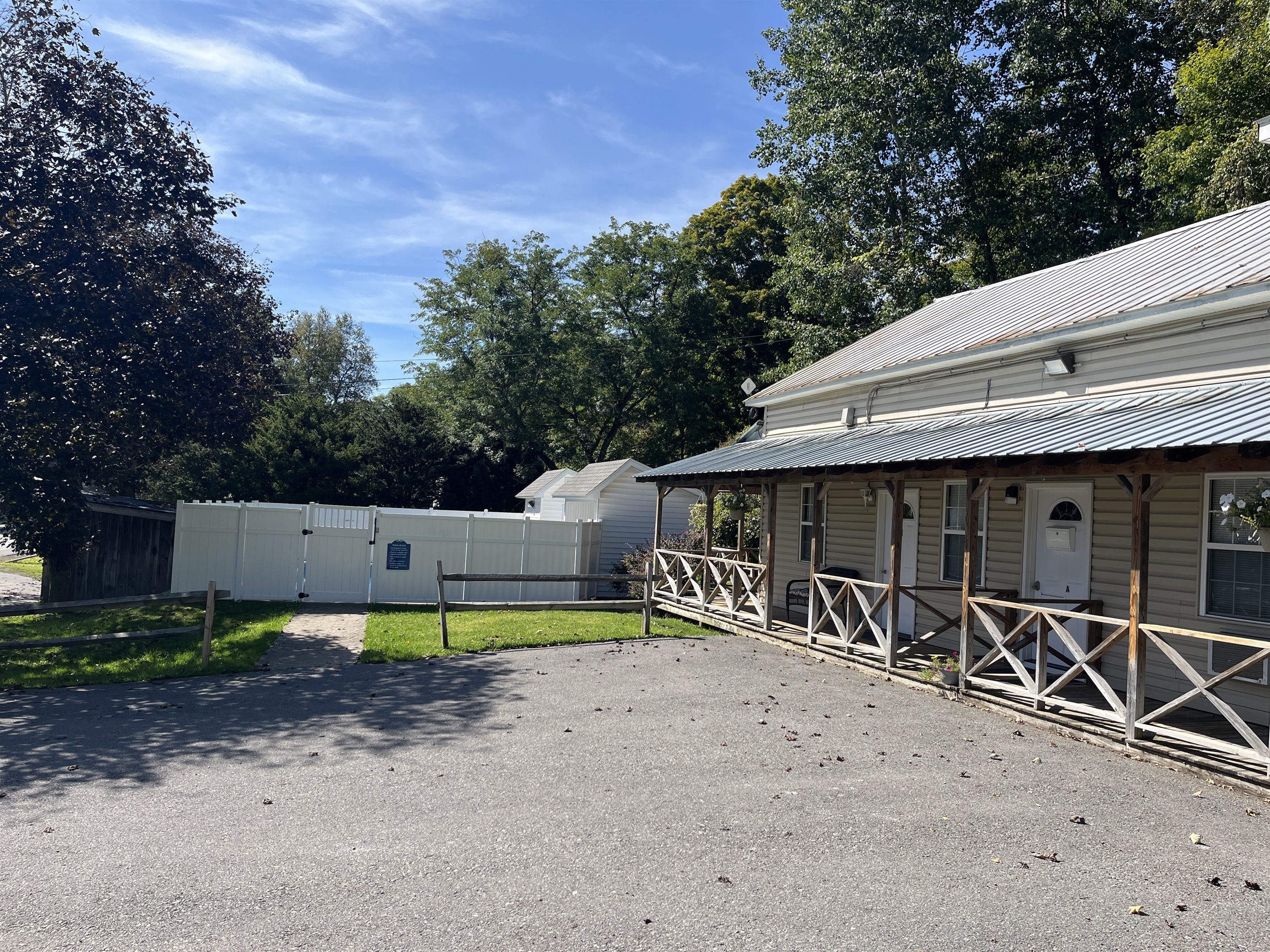Sunnyside Apartments Parking area and pool entrance