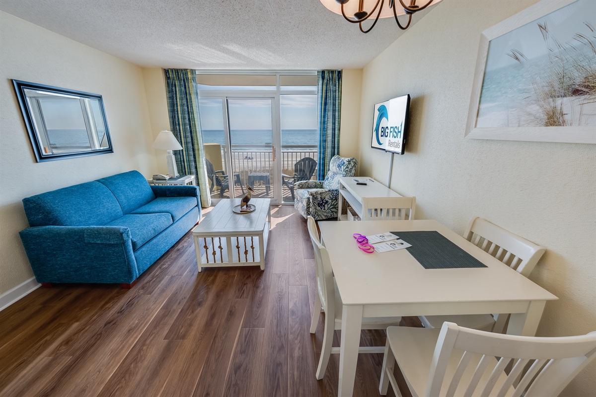 Living Room with Stunning Views🌊☀️