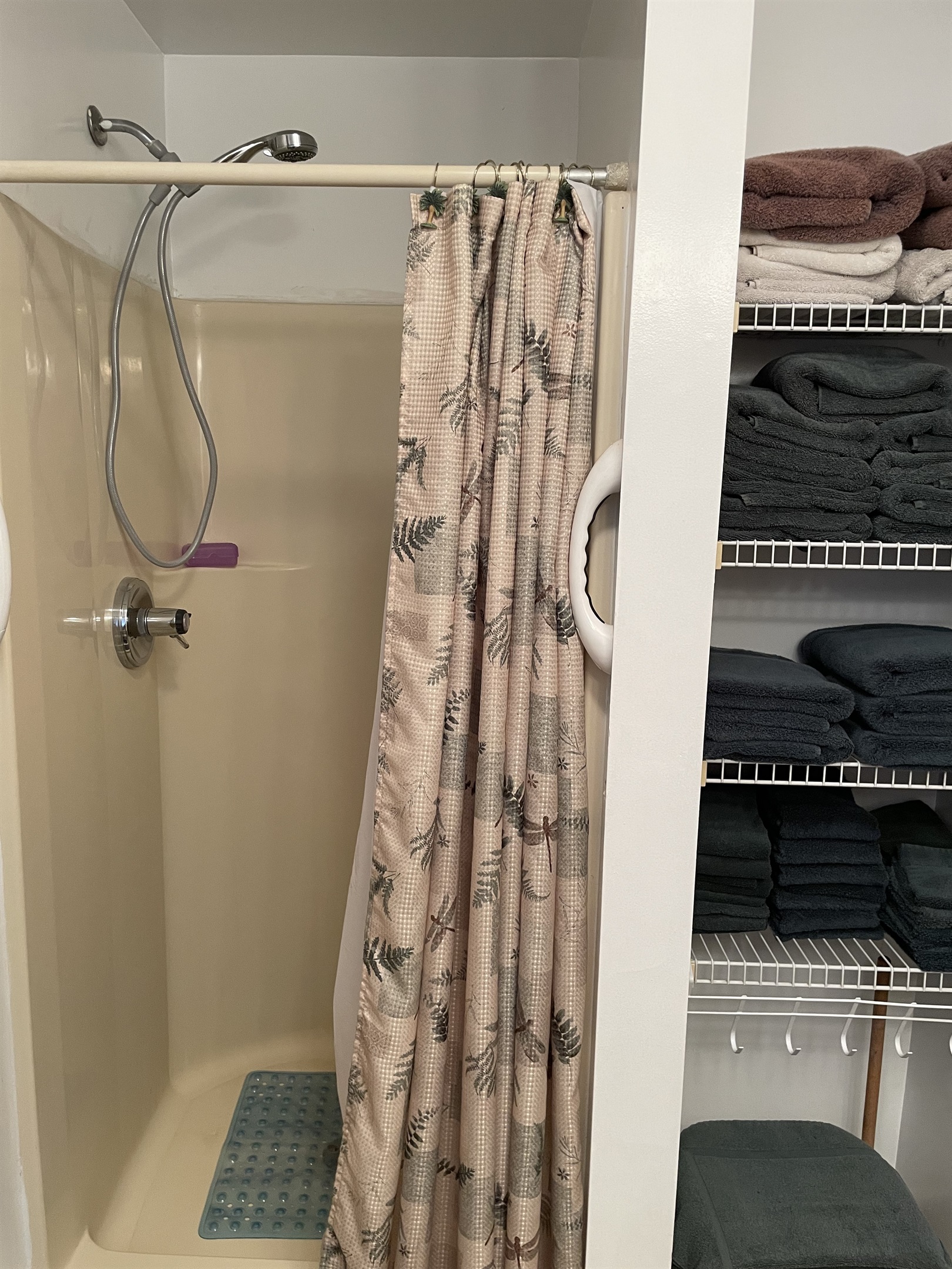 Bathroom w/ shower ensuite