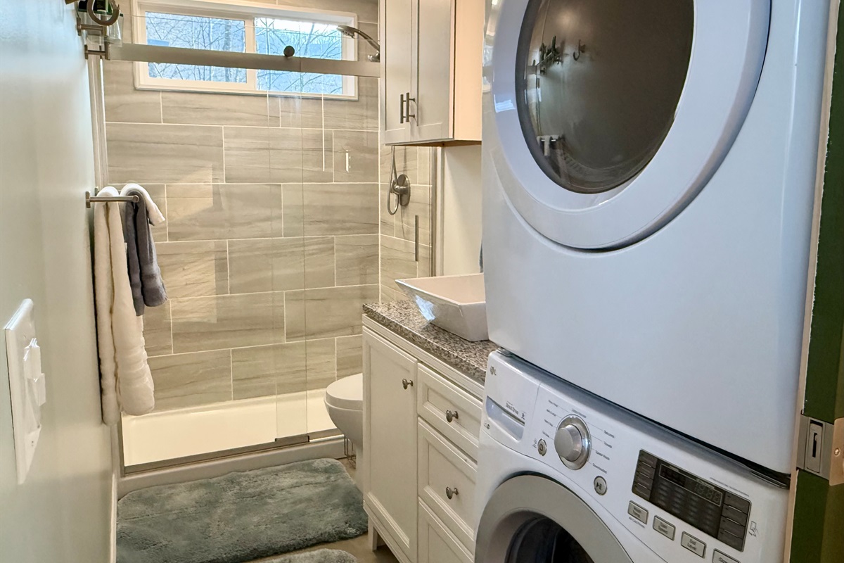 Mountain escape meets real-life convenience. A front-loading washer and dryer are tucked right inside the bathroom, making it easy to pack light and stay longer without skipping a beat.