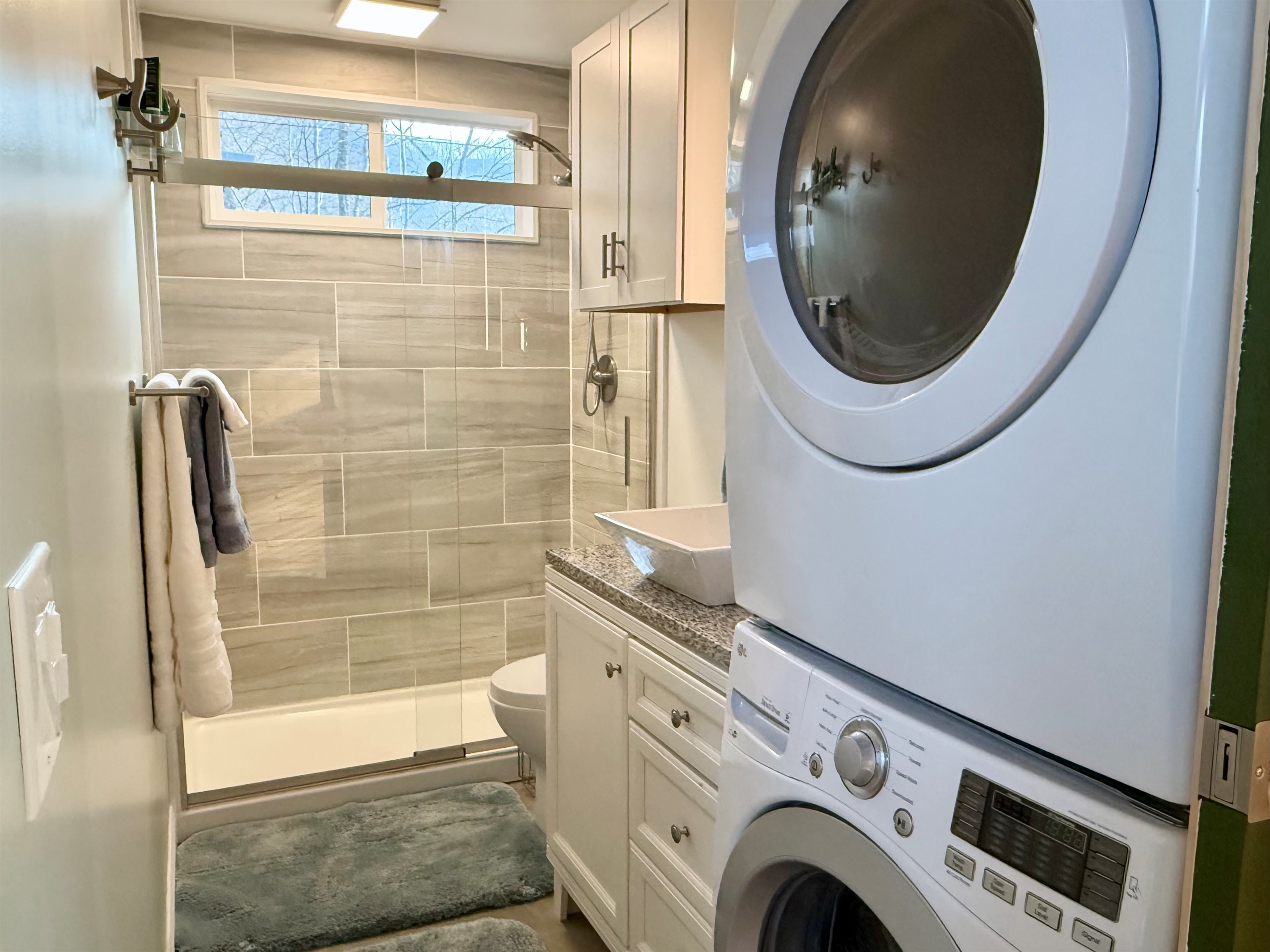 Mountain escape meets real-life convenience. A front-loading washer and dryer are tucked right inside the bathroom, making it easy to pack light and stay longer without skipping a beat.