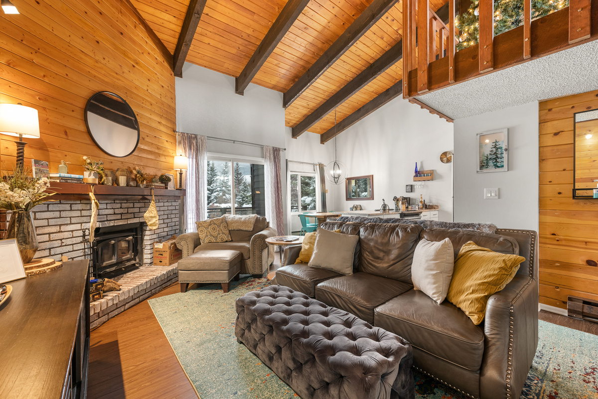 Living Room | Smart Tv | Wood Fireplace
