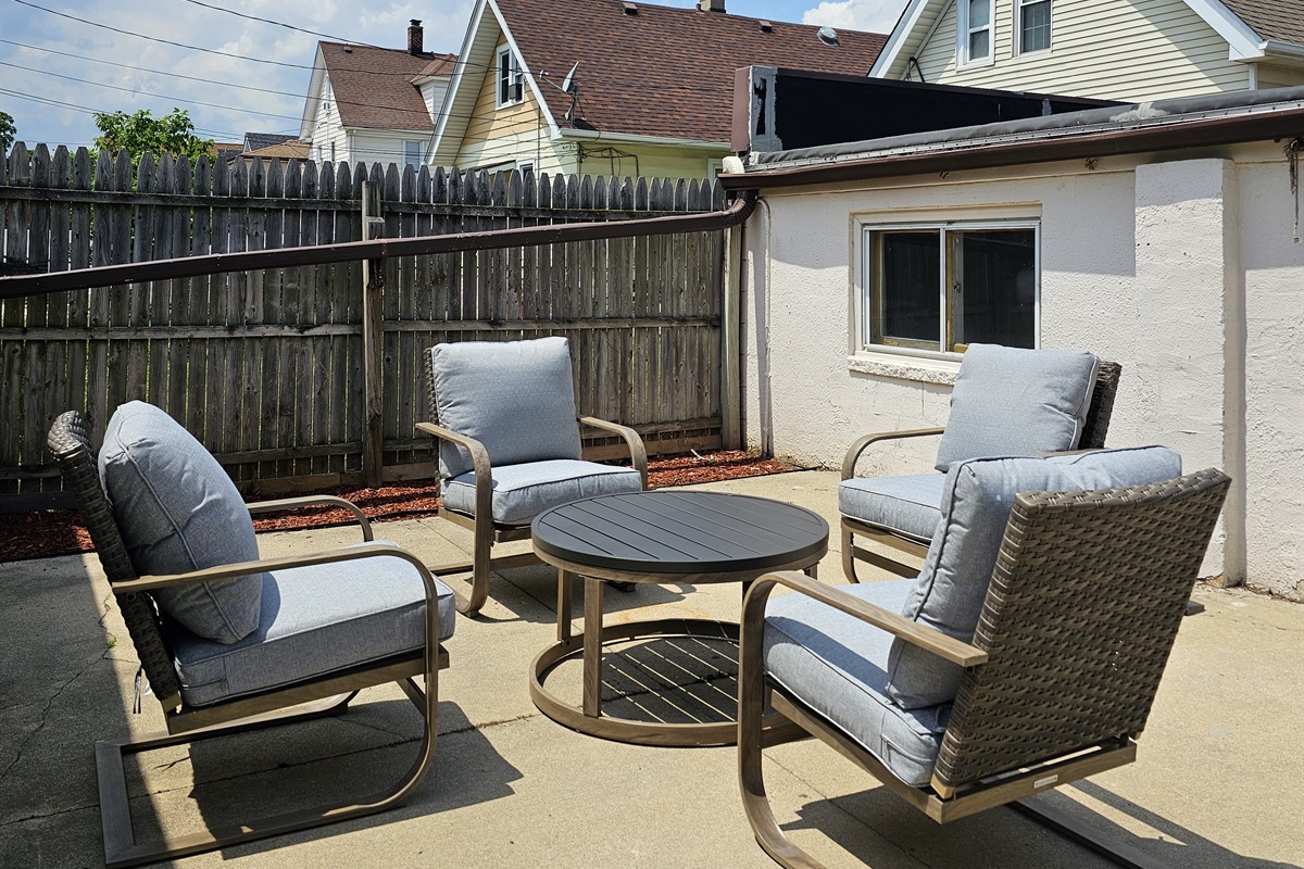 Privat Rear Patio (seasonal)