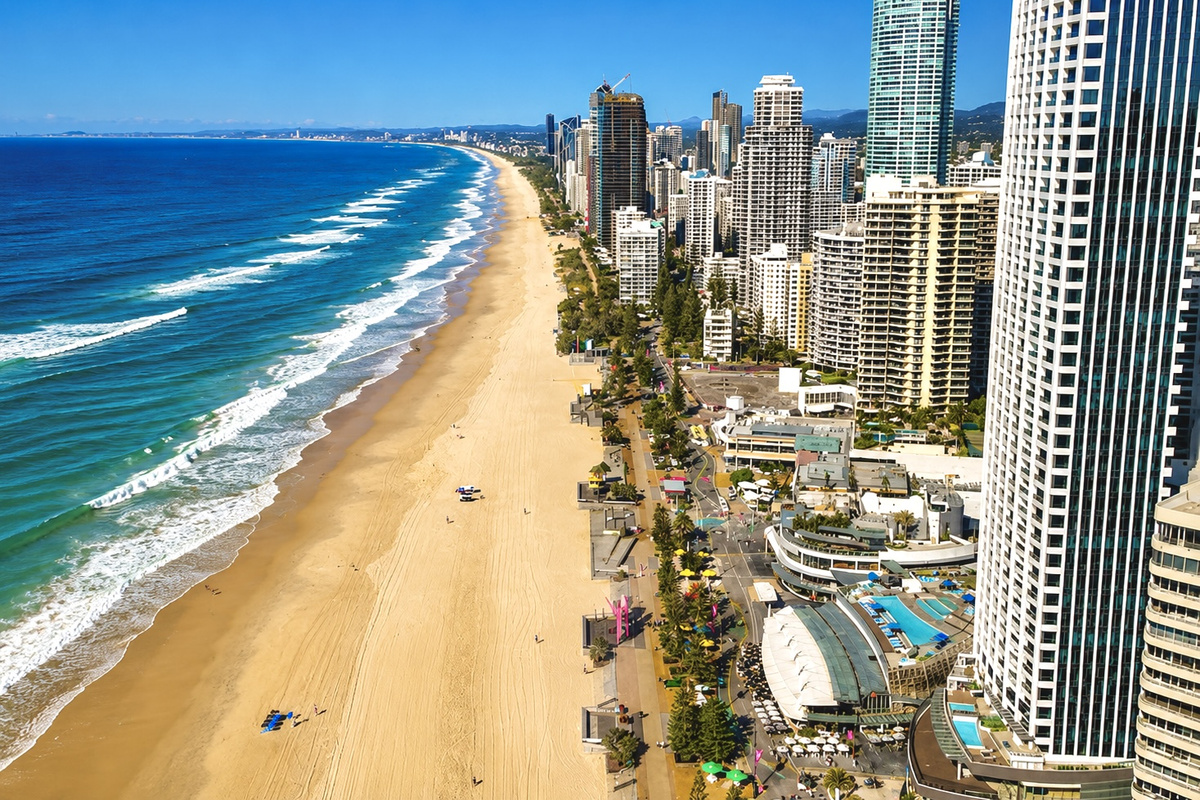 Surfers Paradise Beach sits moments from Robin’s Oceanview Penthouse, with the beachfront, dining and central Gold Coast attractions all close by.