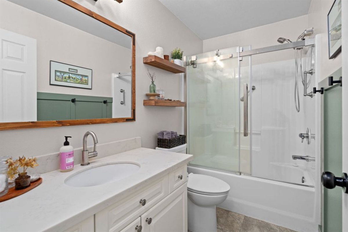 Upstairs full bathroom