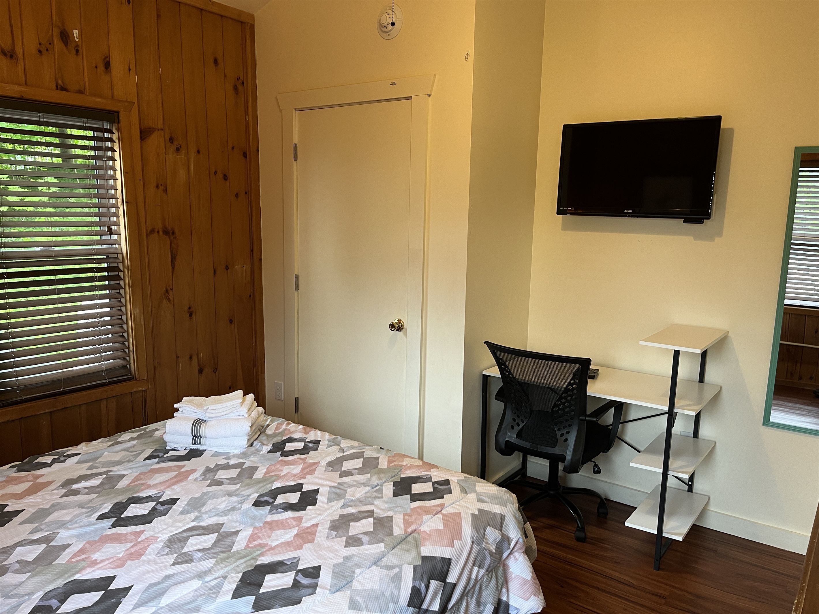 Queen bedroom 2